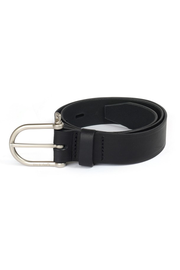 마닐 벨트 - 누아르 블랙은 프리미엄 천연 소가죽, 풀그레인 레더를 사용하여 수작업으로 제작되었습니다. 블랙 컬러에 로고 패턴, 버클과 로고 인그레이빙 디자인이 특징이며, M, L, XL 세 가지 사이즈로 제공됩니다. 시간이 지날수록 자연스러운 가죽 무늬와 고유의 파티나가 형성되어 더욱 멋스러운 스타일을 연출합니다.
