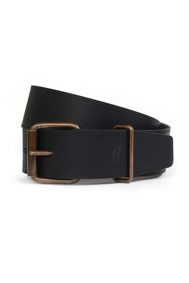프레드 벨트 - 누아르 블랙은 식물성 태닝 처리된 풀그레인 소가죽으로 제작되어 뛰어난 내구성과 자연스러운 가죽 무늬를 자랑합니다. 빈티지 스타일 버클과 황동 하드웨어, 수작업으로 완성된 섬세함이 돋보이며, 시간이 지날수록 멋스러운 패티나가 더해져 특별한 가치를 선사합니다. M, L, XL 세 가지 사이즈로 제공되며, 블랙과 다크브라운 두 가지 컬러 옵션으로 만나볼 수 있습니다.

