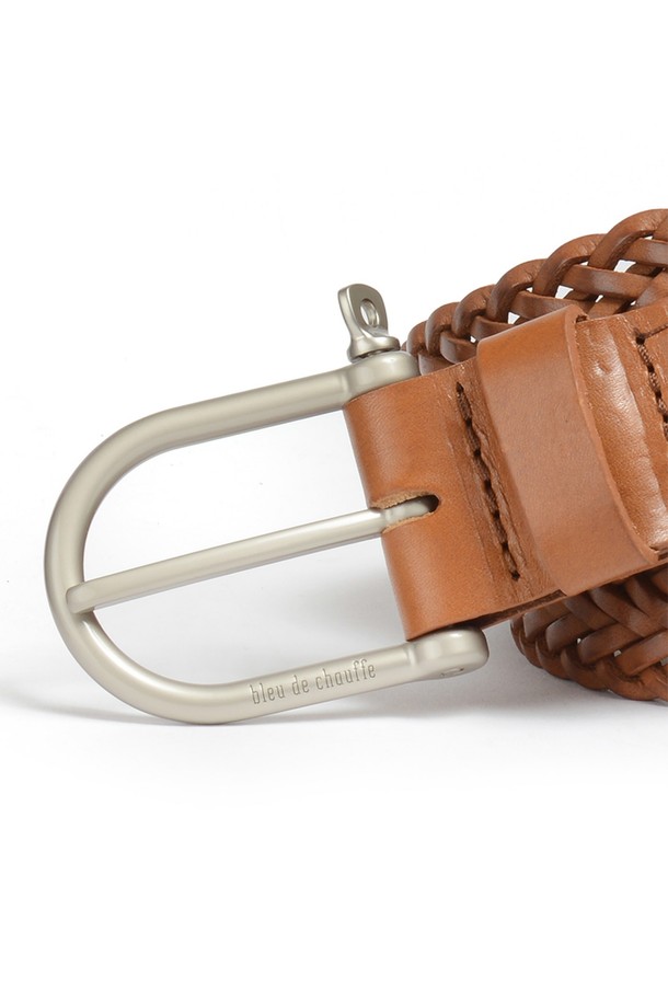 마닐 브레이디드 벨트 - 꼬냑은 식물성 태닝 처리된 풀그레인 소가죽으로 제작되어 빈티지한 멋을 자아냅니다. 브레이디드 패턴과 꼬냑 컬러가 세련된 조화를 이루며, 황동 하드웨어 버클과 로고 디테일이 고급스러움을 더합니다. 시간이 지날수록 자연스러운 파티나가 형성되어 더욱 멋스러운 스타일을 연출하며, 젖었을 때는 그늘에서 자연 건조하고 가죽 크림으로 관리하여 오래도록 사용할 수 있습니다.
