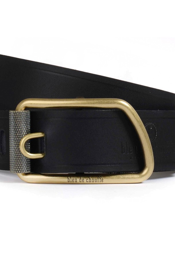 마일론 벨트 - 누아르 블랙은 식물성 태닝 처리된 풀그레인 소가죽으로 수작업 제작된 벨트입니다. 버클 잠금 방식과 로고 및 기요쉬 패턴 엠보싱이 특징이며, 장인의 서명과 황동 하드웨어, 자연스러운 가죽 무늬가 고급스러움을 더합니다. M, L, XL 세 가지 사이즈로 제공되며, 시간이 지날수록 파티나가 형성되어 더욱 멋스러운 연출이 가능하며, 정기적인 가죽 크림 관리를 권장합니다.
