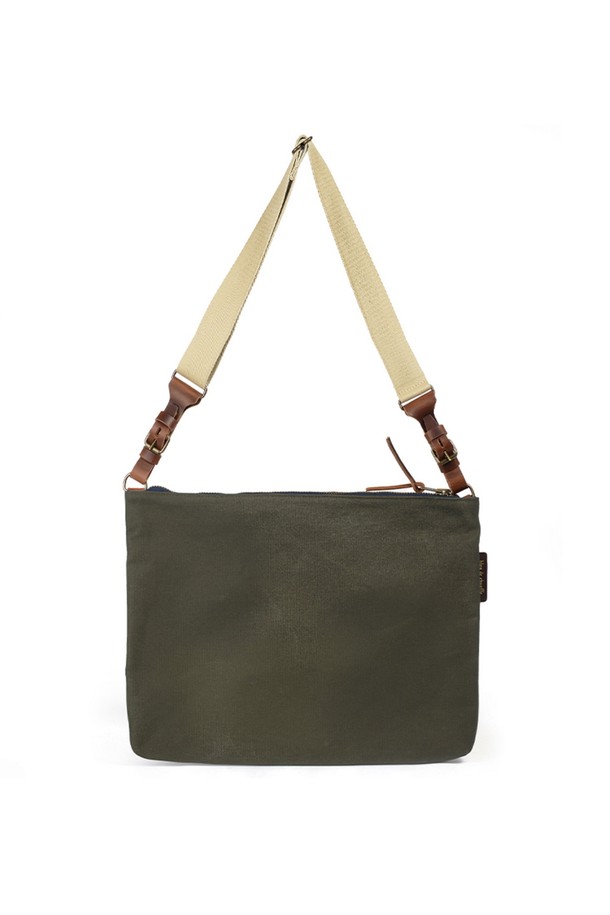 바스키아 크로스백 - 카키는 남성 고객을 위한 미디엄 사이즈의 사각 크로스백입니다. 캔버스와 가죽 소재를 사용하여 내구성과 고급스러움을 동시에 잡았으며, 무지 디자인에 카키 컬러로 미니멀, 클래식, 캐주얼 스타일을 연출하기 좋습니다. 지퍼, 스트랩 디테일과 함께 다수의 수납공간, 외부 및 내부 포켓, 조절 가능한 스트랩, 탈부착 가능한 내부 포켓, YKK Excella 지퍼를 적용하여 실용성을 높였습니다. 출근룩 또는 비즈니스 캐주얼에 활용하기 좋은 데일리 아이템입니다.
