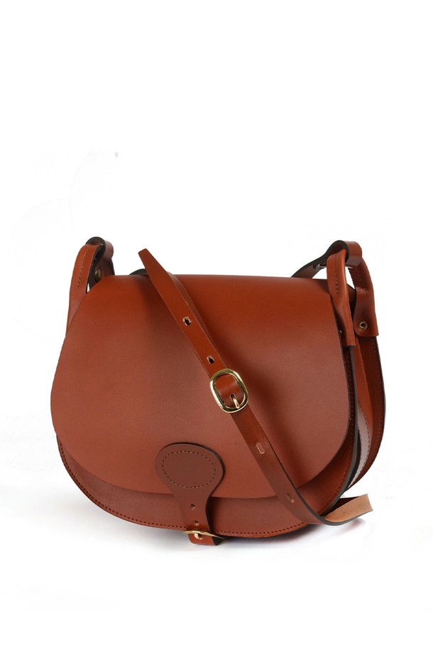 다이앤 새들백 L - 러스트는 클래식, 미니멀, 시크 스타일을 추구하는 여성 고객을 위한 라지 사이즈의 소가죽 새들백입니다. 러스트 컬러의 무지 디자인으로, 데이트룩, 쇼핑룩, 모임룩 등 다양한 TPO에 잘 어울립니다. 식물성 태닝 가죽과 유기농 면 내부, 황동 하드웨어, YKK 지퍼, 마그네틱형 잠금 방식으로 고급스러움을 더했습니다. 반원 모양의 가방은 사이즈 조절 및 손잡이 기능을 갖추었으며, 내부 분리 가능한 면 지퍼 포켓, 전면 및 후면 포켓, 7개의 지퍼 포켓, 2개의 접이식 포켓, 4개의 패치 포켓으로 수납력을 높였습니다. 수작업으로 제작된 모듈형 내부 구성은 실용성을 더합니다.
