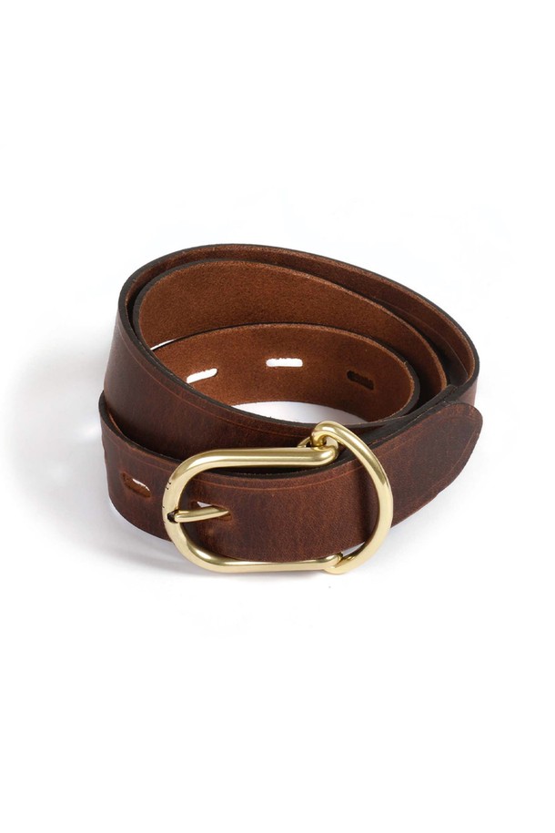 망셰트 벨트 30mm - 꼬냑은 식물성 태닝 처리된 풀그레인 소가죽으로 제작되어 빈티지하면서도 클래식한 무드를 자아냅니다. 꼬냑과 블랙 두 가지 색상으로 출시되었으며, 황동 하드웨어 버클과 로고 각인, 타원형 벨트 홀 디테일이 돋보입니다. 시간이 지날수록 자연스러운 파티나가 형성되어 더욱 멋스러운 스타일을 연출하며, 일상에서 폭넓게 활용할 수 있습니다.
