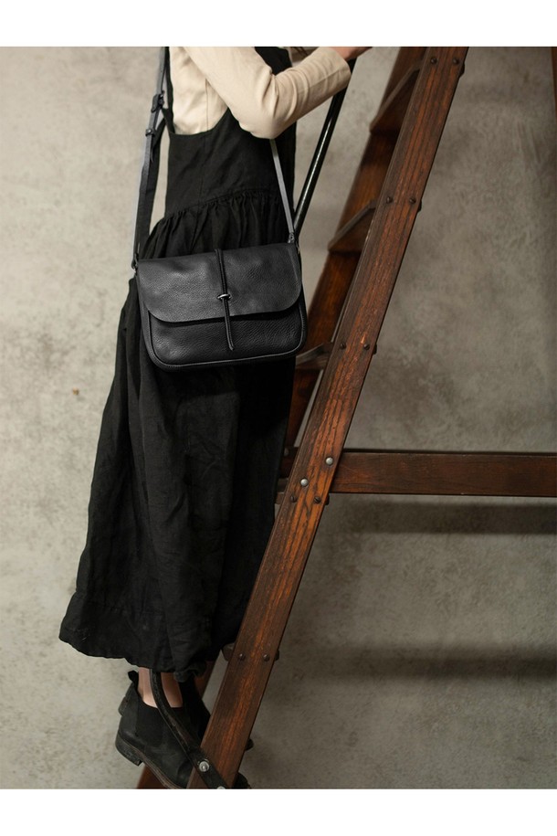 파스텔 핸드백 - 누아르 블랙은 베지터블 태닝 소가죽과 유기농 면 소재를 사용하여 제작된 미디엄 사이즈의 사각 핸드백입니다. 블랙 컬러의 무지 디자인에 버클과 지퍼 디테일이 돋보이며, 브라스 하드웨어와 YKK 지퍼, 내부 수납공간, 조절 가능한 스트랩, 크로스바디 착용 기능으로 실용성을 더했습니다. 모듈형 내부 구성으로 수납력을 높였으며, 시간이 지날수록 자연스러운 파티나를 형성하여 멋스러운 멋을 더합니다. 오피스룩, 출근룩, 모임룩에 잘 어울리는 클래식, 미니멀, 시크 스타일의 핸드백입니다.
