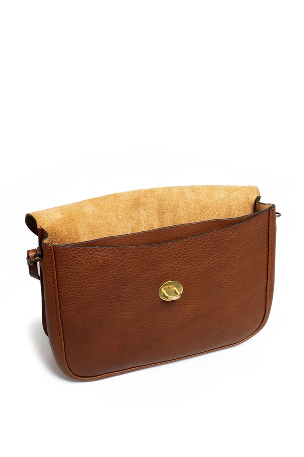 파스텔 톤의 쿠바 리브레 컬러가 돋보이는 여성용 미디엄 사이즈 핸드백입니다. 소가죽, 유기농 코튼, 황동 소재를 사용하여 부드러운 촉감을 선사하며, 클래식한 디자인에 스티치, 가죽 끈, 황동 고리 장식으로 포인트를 주었습니다. 프랑스 우체부 가방 디자인에 내부 지퍼 포켓 7개, 접이식 포켓 2개, 패치 포켓 4개, 17인치 기기 수납이 가능한 넉넉한 수납공간과 탈부착 및 크로스바디 착용 가능한 기능으로 일상에서 실용성을 더했습니다.
