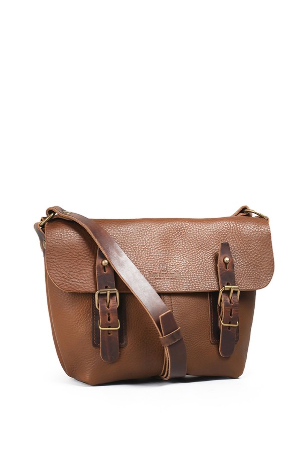 루이스 사첼백 - 쿠바 리브레는 베지터블 태닝 풀그레인 소가죽 소재의 미디엄 사이즈 여성용 사첼백입니다. "Cuba Libre"를 포함한 6가지 다채로운 컬러로 출시되었으며, 버클과 리벳 장식, YKK 지퍼, 황동 하드웨어로 고급스러움을 더했습니다. 7개의 지퍼 포켓, 2개의 폴딩 포켓, 4개의 패치 포켓을 갖춘 다중 수납공간과 모듈러 시스템 호환 기능을 통해 실용성을 높였으며, 버클형 및 버튼형 잠금 방식으로 내용물을 안전하게 보호합니다.
