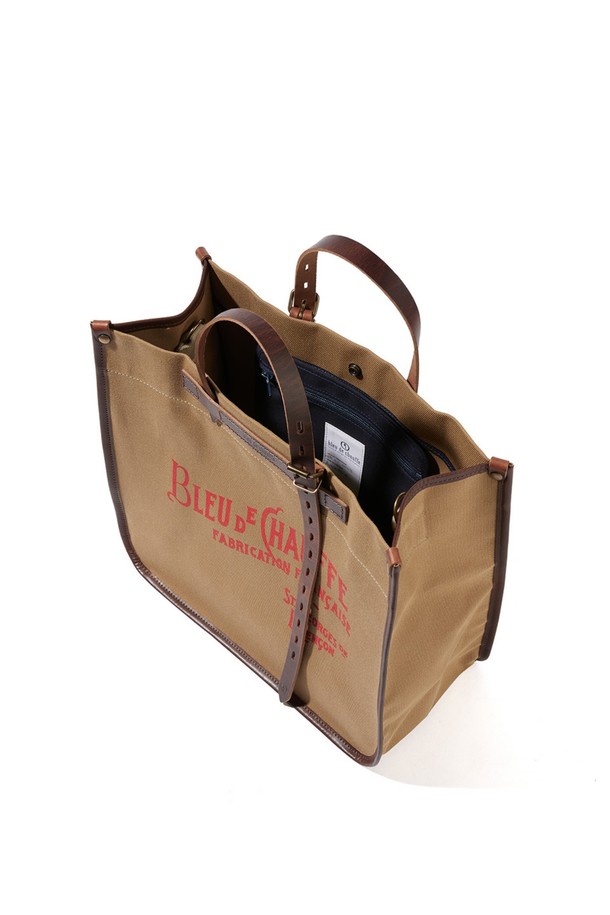 바자 토트백 - 카멜은 소가죽과 캔버스 소재의 미디엄 사이즈 토트백입니다. 남녀 모두 사용 가능하며, 스냅 버튼으로 잠글 수 있는 사각 형태에 로고와 무지 패턴이 적용되었고, 생활 방수 기능이 있습니다. 내부 탈부착 포켓, 모듈형 시스템, YKK 지퍼, 황동 부자재, 풀그레인 가죽, 수작업 제작, 내구성 강화 등의 특징을 갖추어 일상과 여행 모두에 어울리는 클래식하고 캐주얼한 스타일을 연출합니다.
