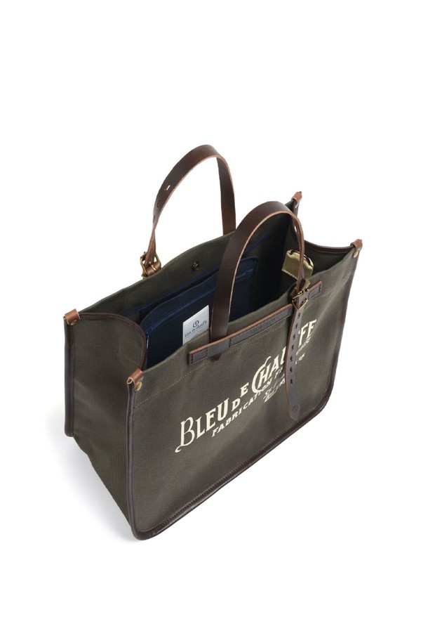 **바자 토트백 - 카키**

남성용 라지 사이즈 토트백으로, 캔버스, 소가죽, 면 소재를 사용하여 튼튼하고 고급스러운 외관을 자랑합니다. 카키, 블랙, 네이비, 아몬드 4가지 색상으로 출시되었으며, 가죽 디테일과 브라스 하드웨어 장식이 돋보입니다. 17인치 노트북 수납이 가능하며 방수 기능과 다양한 수납공간, 탈부착 가능한 내부 포켓을 갖춰 일상, 비즈니스, 여행 등 다용도로 활용할 수 있습니다.
