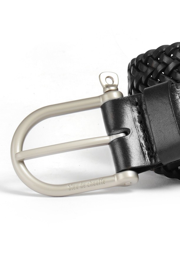 마닐 브레이디드 벨트 - 누아르 블랙은 소가죽과 황동 소재로 제작된 남녀 공용 벨트입니다. 브레이디드 패턴과 보트 걸쇠 모티브 버클, 로고 각인이 돋보이며, 풀그레인 가죽 사용으로 내구성이 뛰어나고 시간이 지날수록 자연스러운 멋을 더합니다. M, L, XL 사이즈로 제공되며, 사이즈 조절이 가능하여 편안하게 착용할 수 있습니다.
