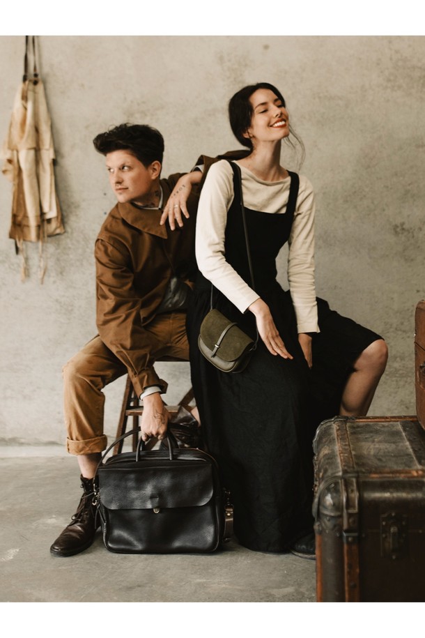 제포 듀오 브리프케이스 - 누아르 블랙은 남성을 위한 미디엄 사이즈 브리프케이스입니다. 소가죽, 펠트, 면, 캔버스, 황동 소재로 제작되었으며, 무지 패턴에 버클 디자인 장식이 돋보입니다. 15인치 노트북 수납이 가능하며, 2개의 메인 수납공간, 외부 앞뒤 포켓, 탈부착 가능한 펠트 노트북 슬리브, 면 내부 포켓, 어깨 스트랩, YKK Excella 지퍼를 갖춘 실용적인 제품입니다.
