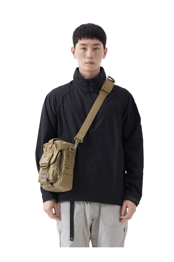 스패로우 스몰백 - 데저트 카모는 나일론 소재의 스몰 사이즈 가방입니다. 베이지 컬러의 카모 패턴과 버클, 스트랩 디자인이 특징이며, 사각형 모양에 숄더 스트랩과 탑핸들이 있어 다양한 방식으로 활용 가능합니다. 생활 방수 기능을 갖췄으며, 3단 수납 구조와 MOLLE 시스템 호환, 탈부착 가능한 방수 커버를 포함하여 여행 및 일상에서 다용도로 사용할 수 있습니다.
