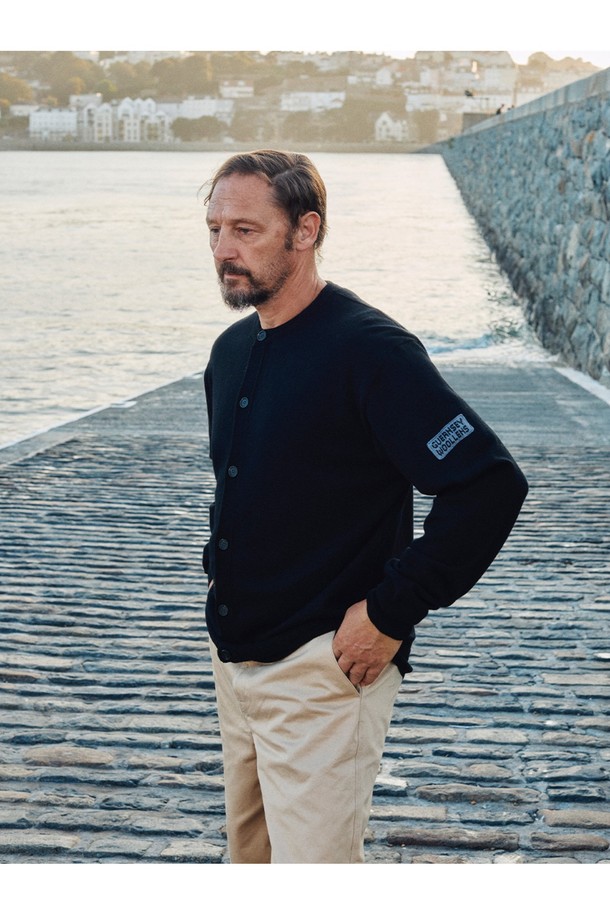 슈퍼 파인 메리노울 라운드넥 가디건 - 블랙은 겨울 데일리룩과 미니멀 스타일에 완벽하게 어울리는 가디건입니다. 슈퍼 파인 메리노 울 100% 소재로 제작되어 부드러운 촉감과 뛰어난 보온, 통기성을 자랑합니다. 14G 고밀도 니팅과 링킹 기법을 사용하여 견고하며, 세탁 후에도 형태가 유지됩니다. 라운드넥 디자인과 레귤러핏으로 편안한 착용감을 제공하며, 손가락 구멍 디테일이 특징입니다. 블랙 컬러의 무지 가디건으로 클래식하고 베이직한 스타일을 연출하기 좋습니다.
