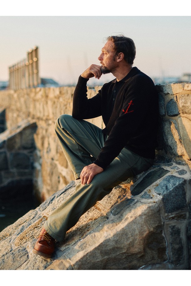 머서라이즈 코튼 새들 카라 니트 - 블랙은 부드럽고 매끄러운 촉감이 특징인 상의 니트입니다. 머서라이즈 코튼 소재로 제작되어 은은한 광택이 흐르며, 굵은 골의 변형 리브 조직이 돋보입니다. 레귤러핏으로 제작되었으며, 봄, 가을에 적합한 긴소매 니트입니다. 새들 카라 디자인과 앵커 패턴이 클래식하면서도 베이직한 스타일을 연출하며, 데이트룩, 카페룩에 매치하기 좋습니다. 왼쪽 소매의 앵커 포인트 디테일이 돋보이는, 미니멀하고 캐주얼한 스타일의 니트입니다.
