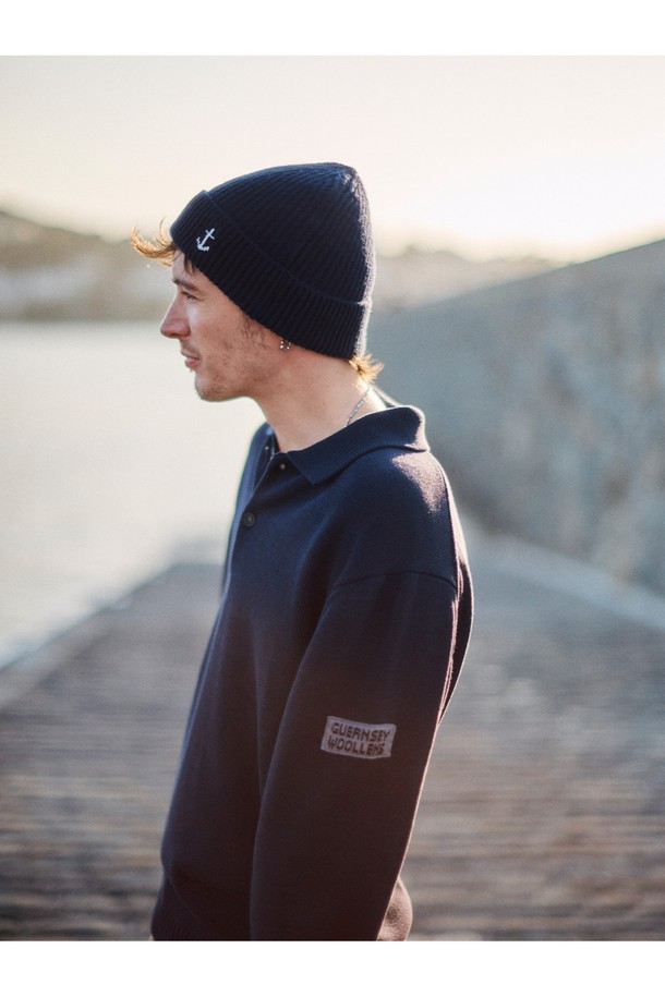 머서라이즈 코튼 카라 니트 - 네이비는 부드러운 촉감과 실키한 광택을 자랑하는 머서라이즈드 코튼 소재의 니트입니다. 봄, 가을에 착용하기 좋으며, 중간 두께감으로 보온성과 통기성을 갖췄습니다. 베이직하고 클래식한 스타일로 출근룩, 비즈니스 캐주얼, 데이트룩 등 다양한 TPO에 활용 가능합니다. 레귤러핏에 카라넥 디자인, 골지 패턴과 긴 소매가 특징이며, 필링 및 수축 저항성을 높였습니다. 완전 패셔닝 구조와 패치 디테일로 완성도를 높인, 미니멀하고 클래식한 무드의 니트입니다.
