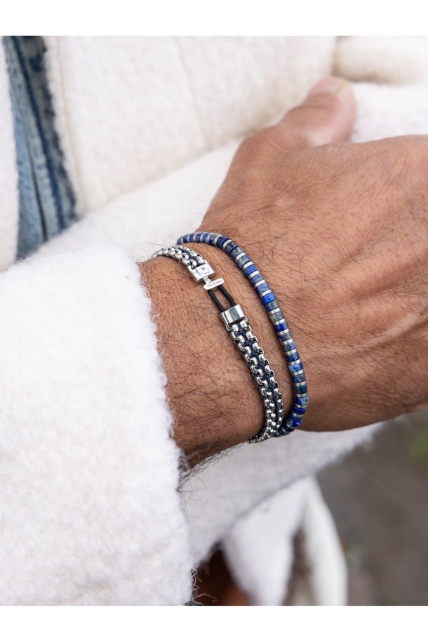 카테나 베니션 7 팔찌 - 네이비X실버는 일상 및 산책, 여행 스타일에 맞춰 착용하기 좋은 팔찌입니다. 고강도 선박 로프와 316L 스테인리스 스틸 소재로 제작되어 뛰어난 내구성과 내식성, 내부식성을 자랑합니다. 네이비와 실버 컬러 조합이 세련된 느낌을 주며, 손바느질, 매듭법, 레이저 각인 기법으로 섬세하게 완성되었습니다. 돼지와 닭 모티프 디자인이 독특하며, 이음새 없는 마감과 뛰어난 착용감, 레이어드 스타일 연출이 가능합니다. 칼로 쉽게 절단되지 않고 해수, 염분, 산성 환경에서도 부식되지 않아 오랫동안 변함없이 착용할 수 있습니다.
