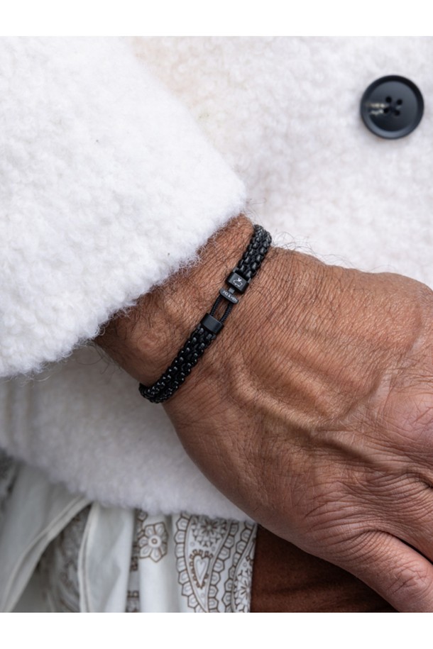 카테나 베니션 7 팔찌 - 블랙X블랙은 캐주얼, 미니멀, 클래식 스타일을 추구하는 분들을 위한 팔찌입니다. 해양용 로프와 316L 스테인리스스틸 소재를 사용하여 내구성이 뛰어나며, 염수 및 산성 환경에도 강합니다. 블랙 컬러의 브레이드(땋은) 패턴과 레이저 각인 디자인으로 포인트를 주어 일상, 산책룩, 여행룩 등 다양한 TPO에 매치하기 좋습니다. 클립형 잠금 방식으로 착용이 간편하며, 수작업으로 제작되어 섬세함을 더했습니다. 특히 색상 유지력이 우수하여 오랫동안 변함없는 스타일을 연출할 수 있습니다.
