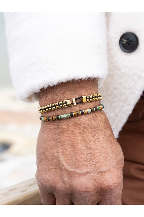 카테나 베니션 7 (Venetian 7) 팔찌 - 블랙X골드는 미니멀하고 모던한 스타일의 팔찌입니다. 316L 등급 스테인리스 스틸과 마린 로프 소재를 사용하여 일상 및 마린 스포츠 활동에 적합하며, 뛰어난 방수, 내식성, 내구성을 자랑합니다. 7mm 박스체인과 14mm 스틸 클래스프, 핸드 스티치 및 매듭 공법으로 제작되어 고급스러움을 더했습니다. 블랙과 골드 컬러 조합이 세련된 느낌을 주며, 레이어드하여 다양한 스타일을 연출할 수 있습니다. 휴가룩, 캐주얼 스타일에 포인트를 더해보세요.
