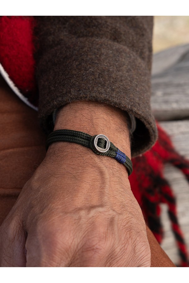 돈디노 팔찌 - 아미X빈티지 제품은 해양용 로프와 스테인리스 스틸 소재를 사용하여 제작된 공용 팔찌입니다. "Army x Vintage" 색상을 포함하여 총 7가지의 다양한 컬러 옵션을 제공하며, 더블 슬림 라운드 로프 디자인과 12mm 원형 버튼, 레이저 각인, 100% 수작업 스티치가 특징입니다. 뛰어난 내구성과 내부식성을 갖췄으며, 가볍고 위생적인 착용감을 선사합니다. 일상생활뿐만 아니라 해양 스포츠 활동 시에도 착용할 수 있으며, 땀에 의한 변색 없이 레이어드하여 스타일 연출이 가능합니다. 캐주얼, 미니멀, 클래식 스타일을 즐기는 분들께 추천합니다.
