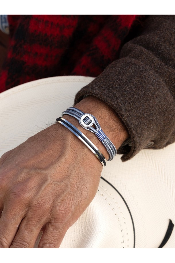 돈디노 팔찌 - 아크틱블루X슬레이트그레이X실버는 캐주얼, 미니멀, 클래식 스타일에 잘 어울리는 남녀 공용 팔찌입니다. 고강도 선박 로프와 316L 스테인리스 스틸 소재를 사용하여 내구성과 내식성, 내부식성이 뛰어나며, 100% 수작업 손바느질로 제작되어 이음새 없는 마감 디테일을 자랑합니다. 아크틱블루, 슬레이트그레이, 실버 컬러 조합은 시원하면서도 세련된 느낌을 주며, 레이저 각인 디자인 장식이 포인트입니다. 동네 마실룩, 여행룩, 휴가룩 등 다양한 TPO에 매치하여 개성 있는 스타일을 연출할 수 있으며, 시간이 흐를수록 편안해지는 착용감과 오랫동안 변색되지 않는 색감을 경험할 수 있습니다.
