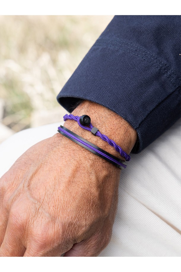 이지 에드 팔찌 - 로얄퍼플X블랙은 캐주얼, 미니멀, 리조트 스타일을 아우르는 팔찌입니다. 로얄퍼플과 블랙 컬러 조합이 세련된 이 팔찌는 고강도 해양 로프와 316L 스테인리스 스틸을 사용하여 뛰어난 내구성과 내부식성을 자랑합니다. 일상생활은 물론 해양 스포츠 활동에도 적합하며, 방수 기능으로 쾌적하게 착용할 수 있습니다. 수작업 매듭과 레이저 각인 디자인으로 섬세함을 더했으며, O링 연결 방식의 잠금장치로 편안한 착용감을 제공합니다. 휴가룩, 여행룩 등 다양한 TPO에 활용하여 스타일리시함을 연출해보세요.
