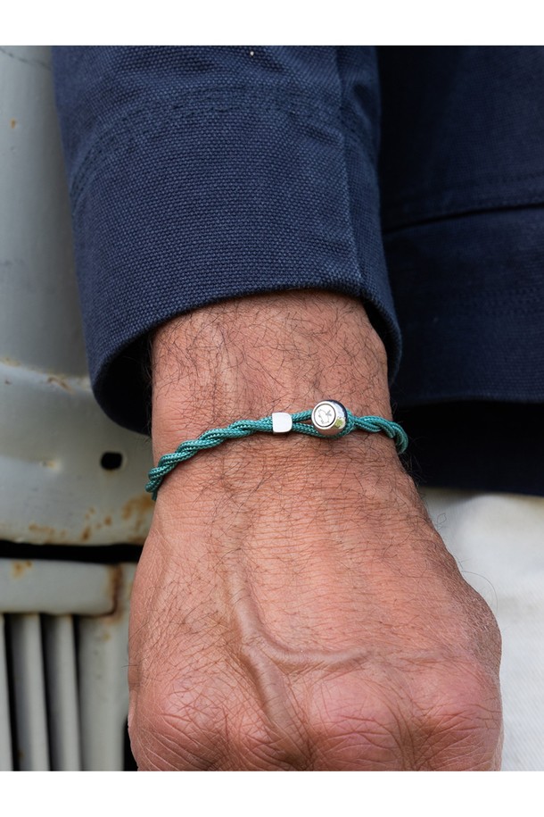 이지 에드(Easy Ed) 팔찌 - 파티나그린X실버는 캐주얼, 스포티, 미니멀 스타일을 추구하는 분들을 위한 팔찌입니다. 파티나그린 컬러의 트위스트 로프와 실버 컬러의 스테인리스 스틸 서클 장식이 조화롭게 어우러져 세련된 디자인을 완성합니다. 316L 등급 스테인리스 스틸을 사용하여 내식성과 내구성이 뛰어나며, 손바느질로 제작되어 튼튼합니다. 매듭 방식으로 잠금을 간편하게 할 수 있으며, 해양 스포츠를 즐길 때나 일상생활에서도 착용할 수 있습니다. 땀에 의한 변색이 없고 레이어드하여 다양한 스타일을 연출할 수 있습니다.
