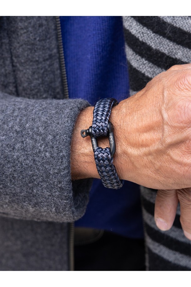 고저스 조지 팔찌는 네이비, 슬레이트그레이, 블랙 3가지 색상의 마린로프와 스테인리스 스틸 소재로 제작된 공용 팔찌입니다. 일상, 여행룩, 휴가룩 등 다양한 TPO에 활용 가능하며, 캐주얼, 미니멀, 클래식 스타일을 아우르는 디자인입니다. 팔찌에는 레이저 각인과 돼지, 닭 모티프 장식이 돋보이며, 수작업 스티치 및 매듭 마감으로 견고함을 더했습니다. 방수, 내구성, 내식성이 뛰어나며, 해수 저항성과 절단 저항성을 갖춰 오랫동안 변함없이 착용할 수 있습니다. 착용할수록 편안해지는 것이 특징이며, 녹슬지 않는 하드웨어와 우든 케이스 포장으로 고급스러움을 더했습니다.
