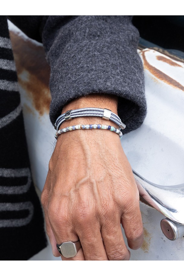 더블 리틀 루이스 팔찌는 슬레이트그레이, 아틱블루, 실버 컬러 조합의 팔찌입니다. 4mm 라운드 로프 디자인으로, 미니멀하고 모던한 스타일을 연출하며 휴가룩과 여행룩에 잘 어울립니다. 내구성이 뛰어나고 방수 기능이 있으며, 녹슬 염려 없이 해양 스포츠를 즐길 수 있습니다. 100% 수작업으로 제작되었으며, 땀에 의한 변색 없이 오랫동안 착용할 수 있습니다. 레이어드하여 더욱 개성 있는 스타일을 완성할 수 있습니다.
