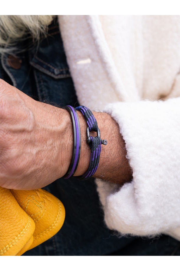 비셔스 빅 팔찌 - 블랙X로얄퍼플X블랙은 캐주얼, 스포티, 미니멀 스타일을 선호하는 남녀 모두에게 어울리는 팔찌입니다. 블랙과 로얄퍼플 컬러 조합으로 시크하면서도 세련된 느낌을 줍니다. 316L 스테인리스 스틸과 7mm 선박용 로프를 사용하여 뛰어난 내구성과 내식성을 자랑하며, 방수 기능으로 해양 스포츠 활동에도 적합합니다. 레이저 각인과 수작업 매듭 디테일이 돋보이며, 단독 또는 레이어드 착용으로 다양한 스타일 연출이 가능합니다. 휴가룩, 여행룩에 포인트를 더해보세요.
