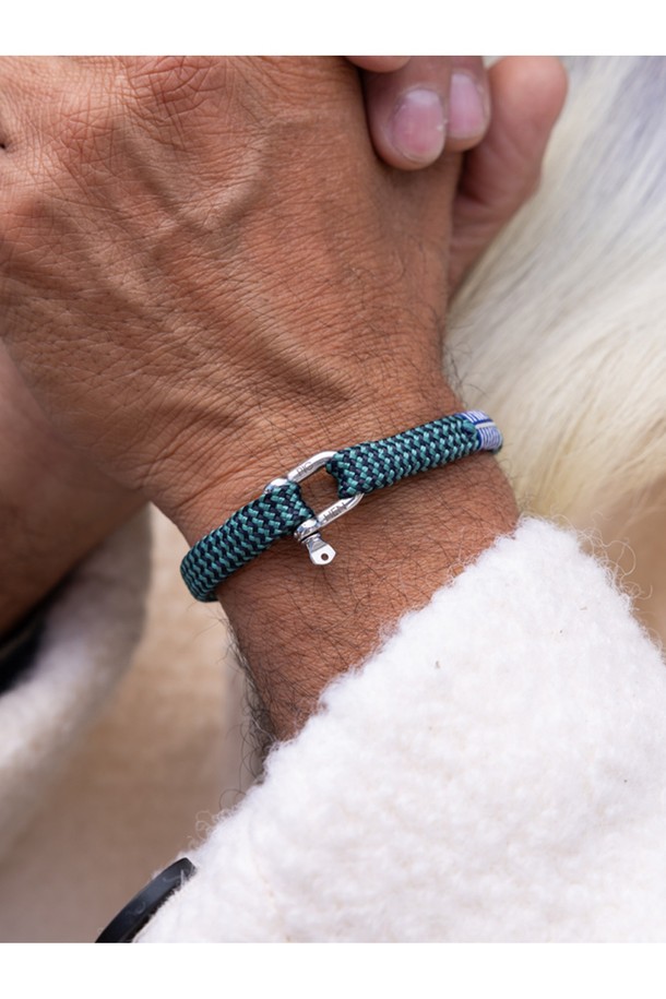비셔스 빅 팔찌 - 파티나그린X네이비X실버는 미니멀하고 캐주얼한 스타일의 공용 팔찌입니다. 파티나그린, 네이비, 실버 컬러 조합으로, 해양 스포츠와 일상생활에서 착용하기 좋습니다. 스테인리스 스틸과 플랫 로프 소재로 제작되어 내구성이 뛰어나며, 염분, 녹, 변색에 강한 기능성을 갖췄습니다. D자 클 디자인으로 섬세하게 제작되었으며, S, SM, M, ML 사이즈로 제공됩니다. 가볍고, 손바느질과 매듭법으로 완성되어 단독 또는 레이어드하여 착용할 수 있습니다.
