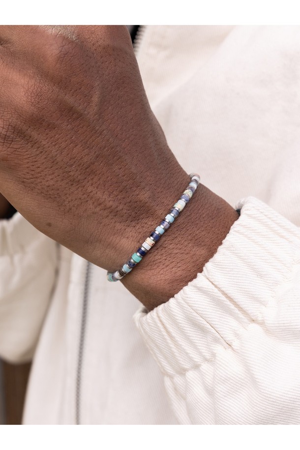 브론타이드 4 팔찌 - '후지'와 실버 컬러의 조화가 돋보이는 브론타이드 4 팔찌입니다. 공용으로 착용 가능하며, 스테인리스 스틸과 마린 로프 소재를 사용하여 내구성과 방수 기능을 갖췄습니다. 4mm 두께의 브레이드 패턴, 번개 디자인 모티브, 수작업 매듭 디테일이 특징이며, 슬라이더로 사이즈 조절이 가능합니다. 미니멀하고 캐주얼한 스타일로 일상, 해양스포츠, 휴가, 여행 등 다양한 TPO에 매치하기 좋습니다. 다른 팔찌와 레이어드하여 개성 있는 스타일을 연출할 수도 있습니다.
