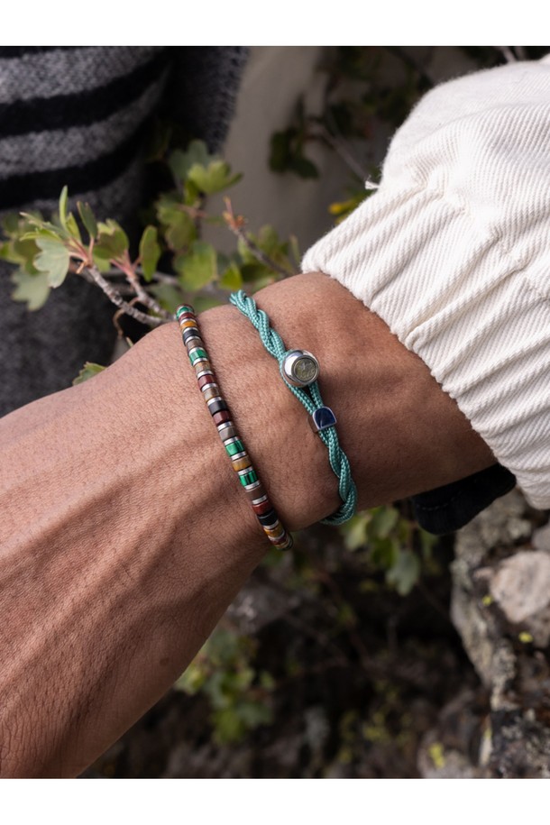 브론타이드 4 팔찌 - 나라X실버는 미니멀한 디자인과 견고한 내구성을 자랑하는 팔찌입니다. 4mm 두께의 선박 로프와 316L 스테인리스 스틸 소재를 사용하여 해양 스포츠를 포함한 일상생활에서 자유롭게 착용할 수 있습니다. 천둥번개 모티브와 슬라이더, 레이저 각인 디자인은 스타일리시한 포인트를 더하며, 나라X실버를 포함한 5가지 다채로운 컬러 옵션을 제공합니다. 녹슬지 않고, 염분에 강하며, 변색 없는 특징으로 오랫동안 변함없이 사용할 수 있으며, 방수 기능과 사이즈 조절 기능으로 실용성을 높였습니다. 휴가룩, 캐주얼, 리조트룩 등 다양한 스타일에 단품 또는 레이어드하여 개성 있는 연출이 가능합니다.
