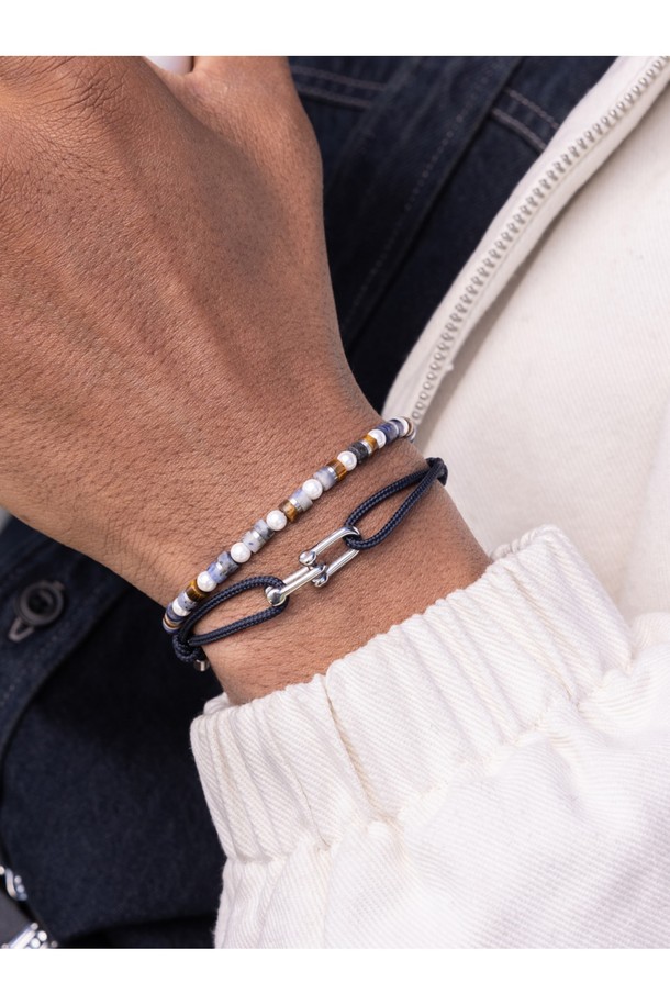 브론타이드 4 팔찌 - 아스카X실버는 캐주얼, 미니멀, 리조트 스타일을 아우르는 팔찌입니다. 실버, 블루, 브라운 세 가지 컬러로 출시되었으며, 스테인리스 스틸과 로프 소재로 제작되어 내구성이 뛰어나고 땀에 의한 변색 걱정이 없습니다. 4mm 두께의 로프와 비접촉 이음새 마감으로 섬세함을 더했으며, S, M, L 세 가지 사이즈로 제공됩니다. 레이저 각인 디자인과 100% 수작업으로 완성되었으며, 방수, 내식성, 사이즈 조절 기능을 갖춰 일상 및 해양 스포츠 활동에 적합합니다. 휴가룩에 포인트를 더해줄 아이템으로, 레이어드 착용도 가능합니다.
