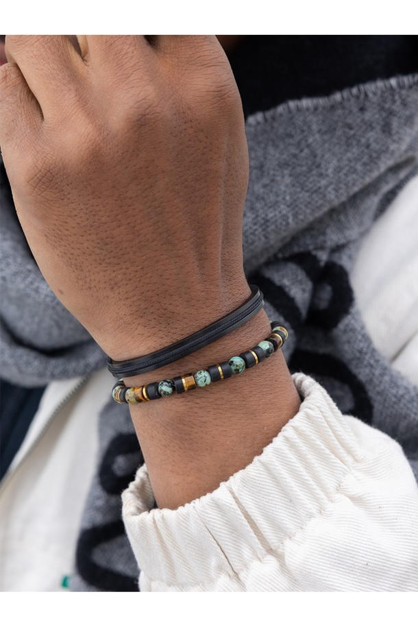 브론타이드 6 팔찌 - 시바타X골드는 캐주얼 스타일의 팔찌입니다. 시바타와 골드 컬러 조합의 스테인리스 스틸과 선박 로프 소재로 제작되었으며, S, M, L 세 가지 사이즈로 제공됩니다. 천둥번개 모티브의 6mm 두께 디자인에 손바느질과 매듭 디테일이 더해져 유니크함을 더합니다. 방수, 내구성, 내변색 기능으로 해양 스포츠를 즐길 때도 착용 가능하며, 레이어드하여 스타일리시하게 연출할 수 있습니다. 휴가룩, 리조트룩, 여행룩에 포인트를 더하여 미니멀하고 세련된 스타일을 완성해보세요.
