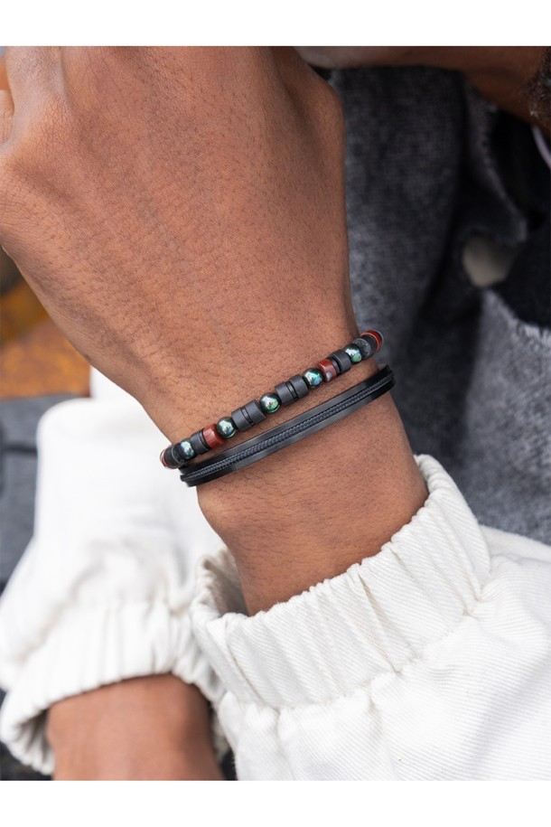 브론타이드(Brontide) 6 팔찌 - 코야산X블랙은 미니멀하고 럭셔리한 스타일을 추구하는 남녀 모두를 위한 팔찌입니다. 코야산과 블랙 컬러 조합으로 세련된 멋을 더하며, 일상, 휴가, 리조트, 여행 등 다양한 TPO에 잘 어울립니다. 316L 의료용 스테인리스 스틸과 마린 로프 소재를 사용하여 내구성이 뛰어나고, 6mm 두께로 견고함을 더했습니다. 보석 장식으로 포인트를 주었으며, 방수, 내식성, 경량 기능으로 마린 스포츠 활동에도 적합합니다. 땀에 의한 변색이 없고, 높은 열전도성을 자랑하여 오랫동안 변함없는 만족감을 선사합니다.
