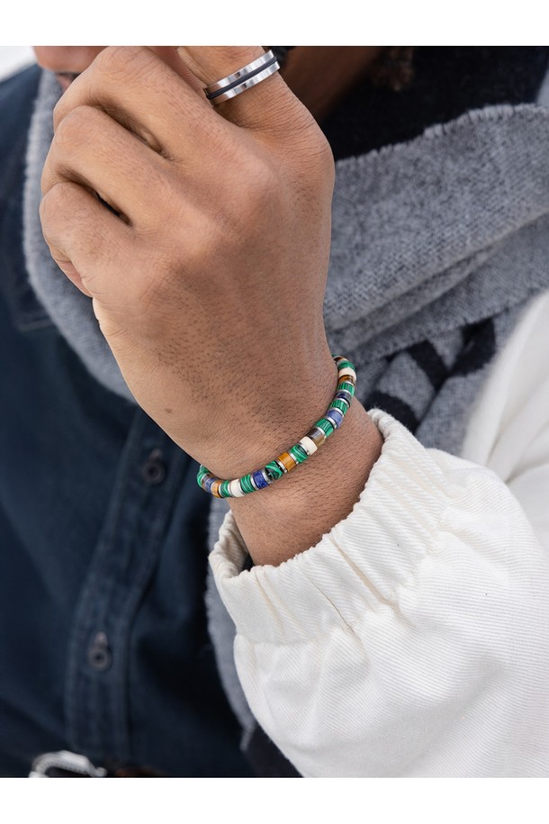 브론타이드(Brontide) 6 팔찌 - 나리타X실버는 해양용 로프와 316L 스테인리스 스틸을 사용하여 제작된 팔찌입니다. 실버와 네이비 두 가지 색상으로 제공되며, 일상, 여행, 휴가, 산책 등 다양한 TPO에 어울립니다. 캐주얼, 미니멀, 리조트 스타일을 즐기는 분들께 추천하며, 100% 수작업으로 제작되어 뛰어난 내구성과 색상 유지력을 자랑합니다. 레이저 각인으로 포인트를 더했으며, 방수 기능과 내염수성으로 편안하게 착용할 수 있습니다.
