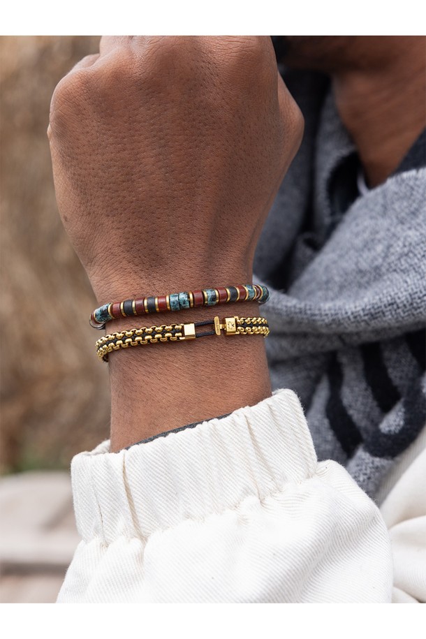 브론타이드(Brontide) 6 팔찌 - 니코X골드는 캐주얼, 미니멀, 리조트 스타일을 즐기는 분들을 위한 팔찌입니다. 니코와 골드 컬러 조합에 스테인리스스틸과 마린로프 소재를 사용하여, 일상과 마린 스포츠 활동 모두에 적합합니다. 6mm 두께의 팔찌는 레이저 각인과 수작업 매듭으로 디자인되었으며, 100% 수작업 스티칭으로 완성되었습니다. 땀에 변색될 염려 없이 오래 사용할 수 있으며, 레이어드 착용이 가능해 다양한 스타일을 연출할 수 있습니다. 우드 케이스 패키징으로 소장 가치를 높였습니다.
