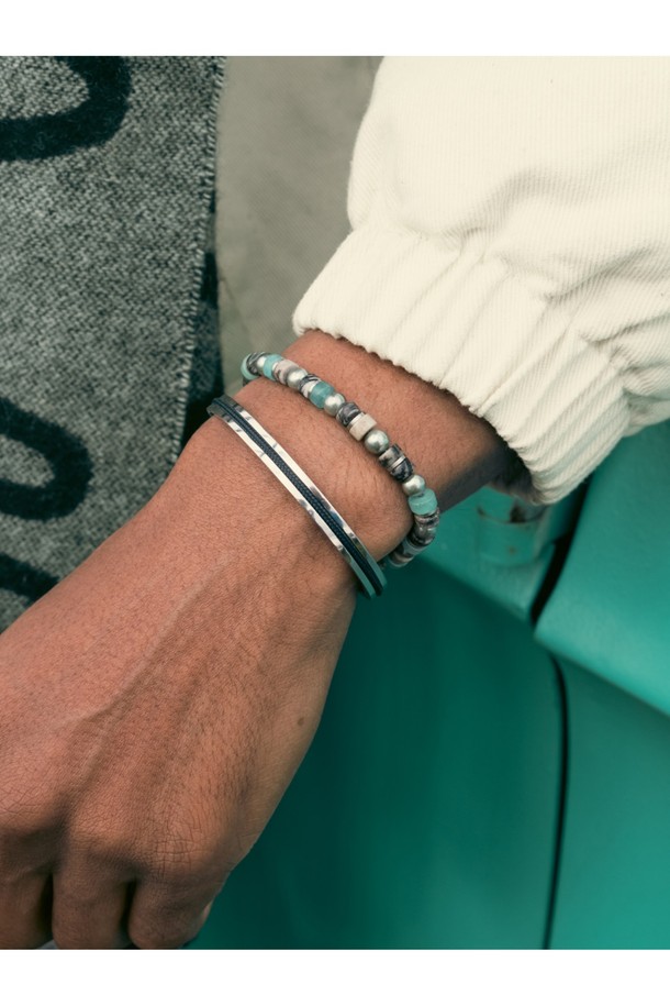 브론타이드(Brontide) 6 팔찌 - 하코다테X실버는 캐주얼, 미니멀, 클래식 스타일을 추구하는 남녀 모두를 위한 팔찌입니다. 해수 및 염분에 강한 316L 스테인리스스틸 소재와 고강도 마린로프를 사용하여 일상, 휴가, 여행 등 다양한 TPO에 착용하기 좋습니다. 6mm 두께의 브레이드(Braid) 패턴에 하코다테 컬러와 실버 컬러가 조화롭게 어우러지며, 레이저 각인과 매듭 디테일이 디자인의 완성도를 높입니다. 방수 및 내식 기능을 갖춰 땀에 변색될 걱정 없이 오랫동안 사용할 수 있으며, S, M, L 세 가지 사이즈로 출시됩니다. 프리미엄 우드 케이스에 담겨 제공되어 소중한 사람에게 선물하기에도 좋습니다.
