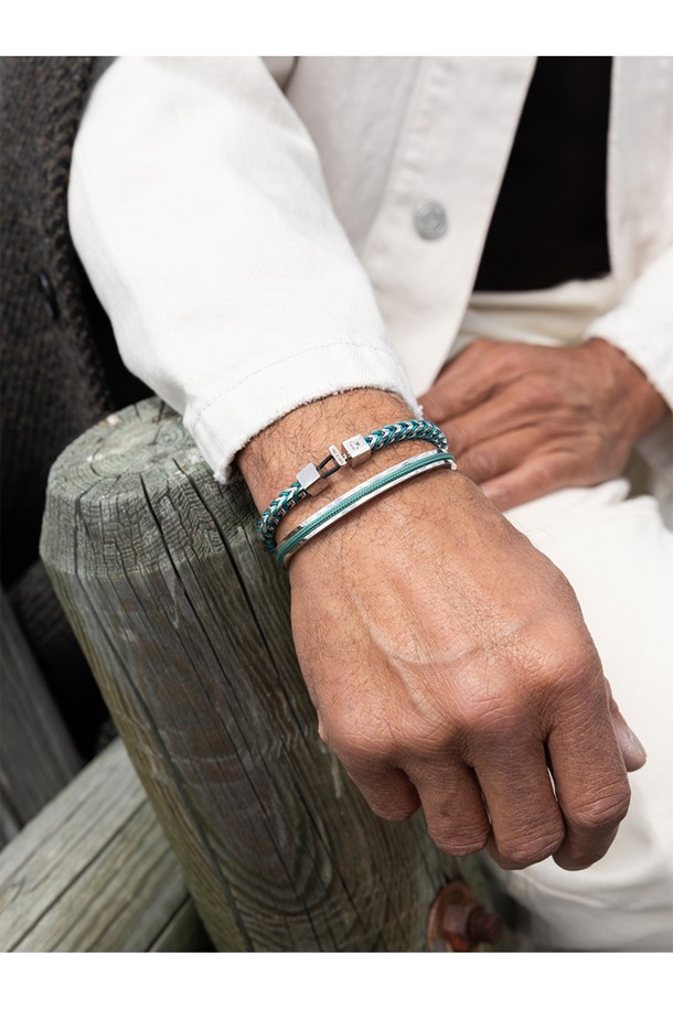 카테나 폭스테일 팔찌 - 파티나그린X실버는 캐주얼, 미니멀, 리조트룩 스타일을 위한 팔찌입니다. 방수 및 내식성을 갖춘 스테인리스 스틸과 로프 소재로 제작되어 일상과 수상 스포츠 활동에 적합합니다. 더블 레이어드 스타일과 수작업 스티치, 해수 저항성을 더하여 내구성을 높였습니다. 파티나그린과 실버 컬러의 조화는 시원하고 세련된 느낌을 주며, 레이저 각인 디자인으로 포인트를 더했습니다. 휴가룩과 여행룩에 매치하여 스타일리시한 연출을 완성해보세요.

