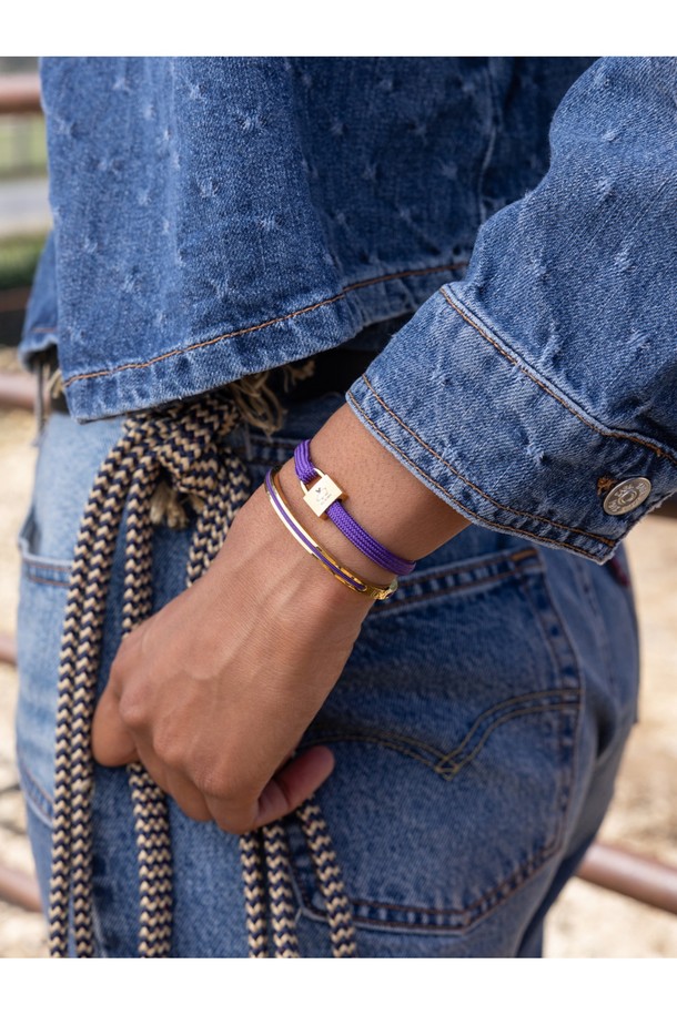 (여성) 빌리 팔찌 - 로얄퍼플X골드는 모던한 스타일을 연출하는 여성용 팔찌입니다. 로얄퍼플과 골드 컬러의 조화가 세련된 분위기를 자아내며, 316L 스테인리스 스틸과 선박 로프 소재로 제작되어 방수 기능과 부식 방지 기능을 갖춰 일상생활에서 편안하게 착용할 수 있습니다. 견고한 수작업으로 제작되어 바닷물에도 강하며, 미니멀, 클래식, 캐주얼 스타일의 의상에 잘 어울립니다. 휴가룩이나 여행룩에 레이어드하여 스타일리시하게 연출할 수 있으며, 두 개 이상의 제품을 함께 착용하는 것을 권장합니다.
