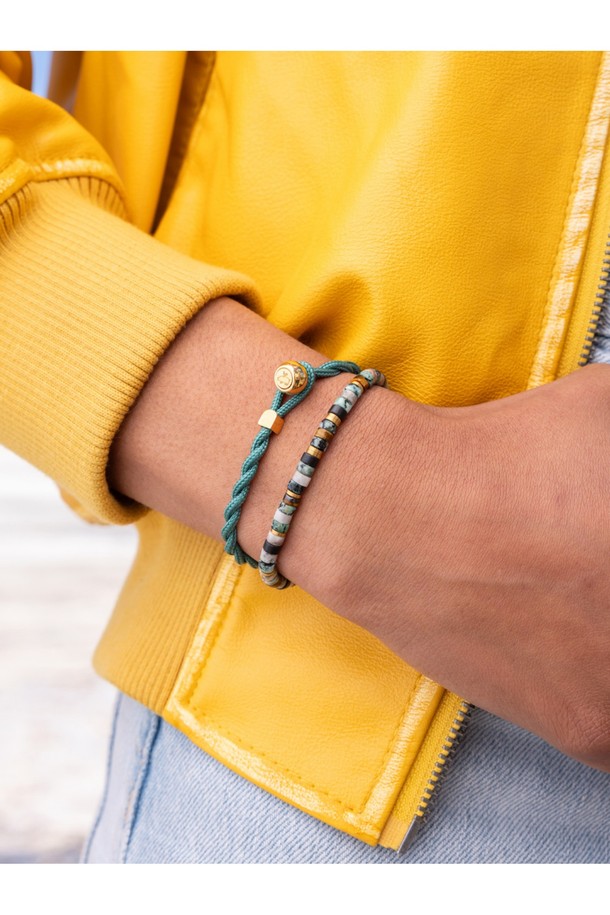 여성용 브론타이드 4(Brontide 4) 팔찌는 코센차(Cosecha)와 골드 컬러 조합으로 세련된 디자인을 자랑합니다. 해양 로프와 316L 스테인리스 스틸 소재를 사용하여 뛰어난 내구성과 방수 기능을 갖췄습니다. 브레이드 패턴의 팔찌는 수작업 매듭으로 섬세하게 제작되었으며, 레이저 각인 디테일이 돋보입니다. 조절 가능한 사이즈로 편안한 착용감을 제공하며, 내부식성과 내산성, 뛰어난 색상 유지력으로 오랫동안 변함없는 아름다움을 유지합니다. 여행, 휴가, 리조트룩에 잘 어울리는 클래식, 미니멀, 리조트 스타일의 팔찌입니다.
