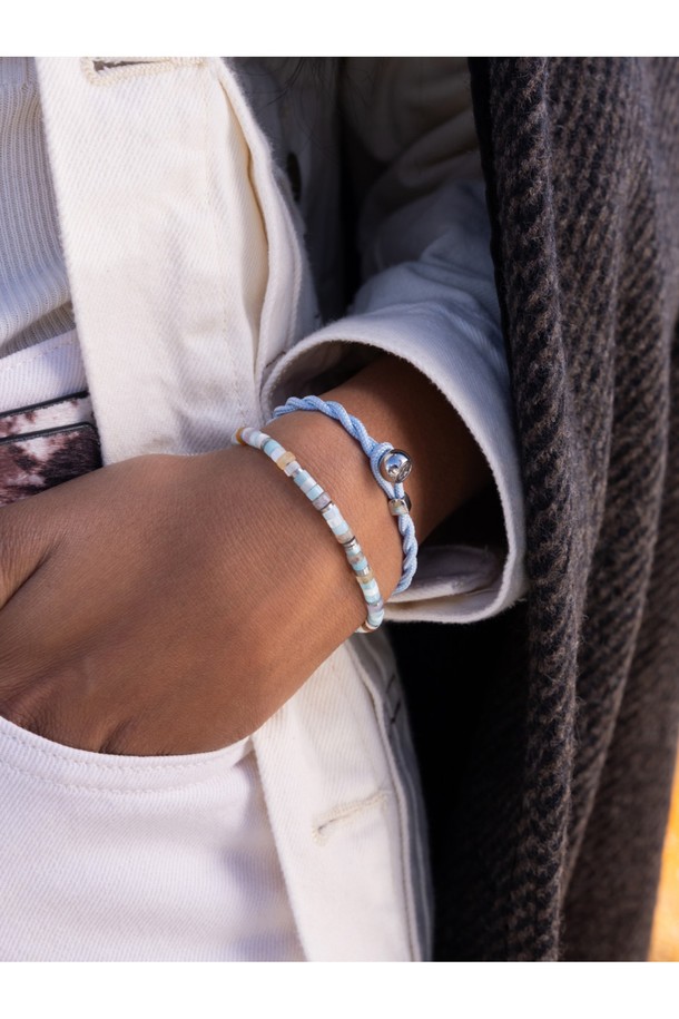 **(여성) 브론타이드 4 팔찌 - 살레르노X실버**는 해양용 로프와 316L 스테인리스 스틸 소재로 제작된 여성용 팔찌입니다. 브레이드 패턴과 매듭 디테일이 돋보이며, 방수 및 내식성이 뛰어납니다. 살레르노와 실버 컬러 조합이 세련된 느낌을 주며, 돼지와 닭 심볼 레이저 각인으로 유니크함을 더했습니다. 원 사이즈로 조절 가능하며, 수작업 스티치로 섬세함을 살렸습니다. 캐주얼, 미니멀, 클래식 스타일의 여행룩, 휴가룩, 산책룩에 잘 어울리는 팔찌입니다.
