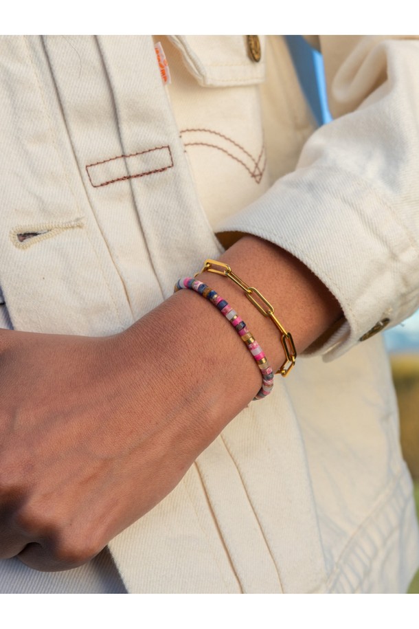 브론타이드 4 팔찌 - 카프리X골드는 여성용 팔찌로, 미니멀하고 베이직한 스타일을 추구하는 분들을 위한 제품입니다. 카프리 컬러의 선박 로프와 골드 컬러의 스테인리스 스틸 316L 소재가 조화롭게 어우러져 시원하고 세련된 느낌을 줍니다. 100% 수작업 손바느질로 제작되어 내구성이 뛰어나며, 해수 및 염분에 강하여 휴가룩이나 여행룩에 적합합니다. 레이저 각인 매듭 디테일이 돋보이며, 레이어드하여 다양한 스타일을 연출할 수 있습니다. 원 사이즈로 제작되었습니다.
