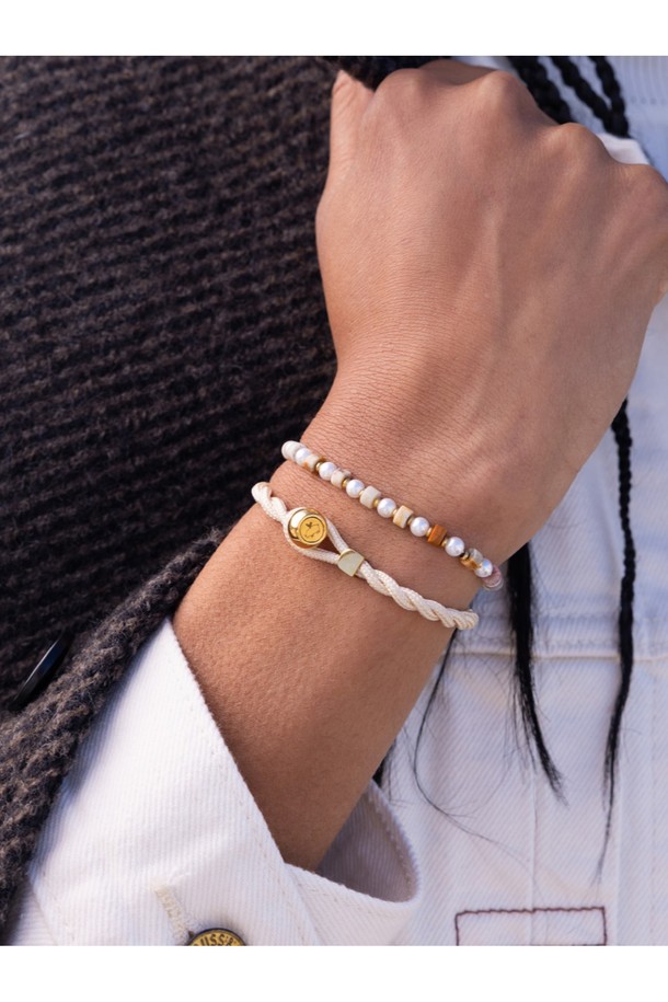 **브론타이드 4 팔찌 - 바리X골드**는 여성스러운 스타일을 완성해 줄 팔찌입니다.  4mm 두께의 로프와 스테인리스스틸 소재가 조화롭게 어우러져, 미니멀하면서도 세련된 디자인을 연출합니다.  골드와 멀티컬러의 조합은 데이트룩, 카페룩 등 다양한 TPO에  캐주얼, 미니멀, 클래식 스타일을 더해줍니다.  심플한 디자인에 보석, 참 장식을 더해 포인트를 주었으며, 원사이즈로 사이즈 조절이 가능합니다.  단독 또는 레이어드하여 개성 있는 스타일링을 즐겨보세요.
