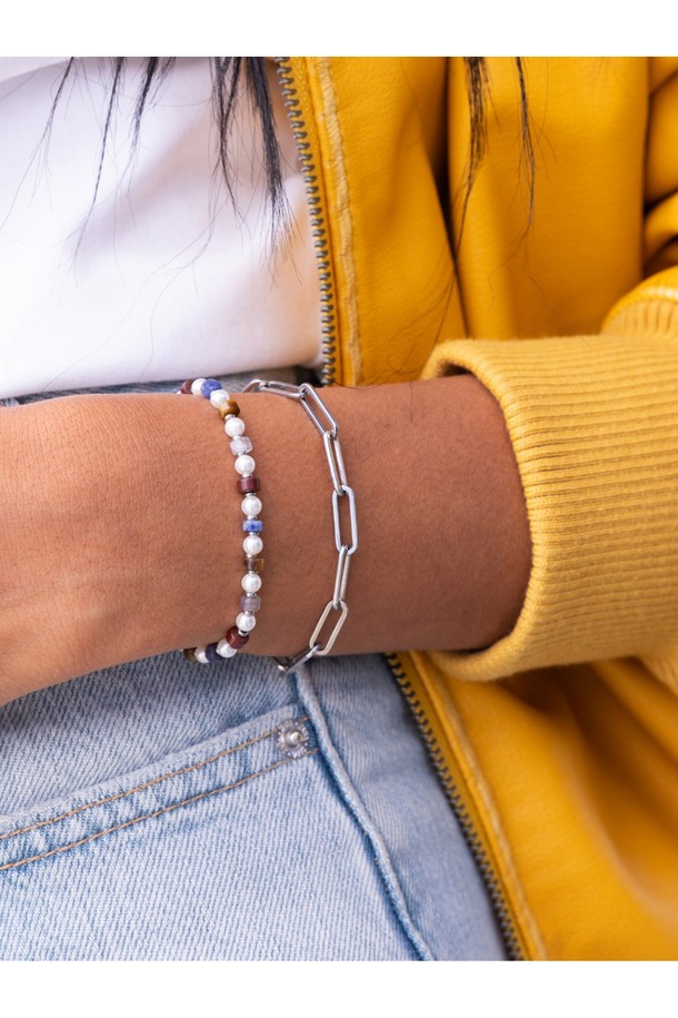 (여성) 브론타이드 4 팔찌 - 제노바X실버는 여행, 휴가, 리조트룩에 잘 어울리는 팔찌입니다. 클래식, 미니멀, 리조트 스타일을 모두 아우르며, 316L 등급 스테인리스 스틸과 선박 로프를 사용하여 제작되었습니다. 제노바 컬러와 실버 컬러의 조화가 세련된 느낌을 주며, 내식성과 내구성이 뛰어나 해수, 염분, 산성 환경에서도 변색되거나 부식되지 않습니다. 레이저 각인, 수작업 손바느질 및 매듭 디테일로 섬세함을 더했으며, ONE SIZE로 편안하게 착용 가능하며 레이어드 스타일링에도 용이합니다.
