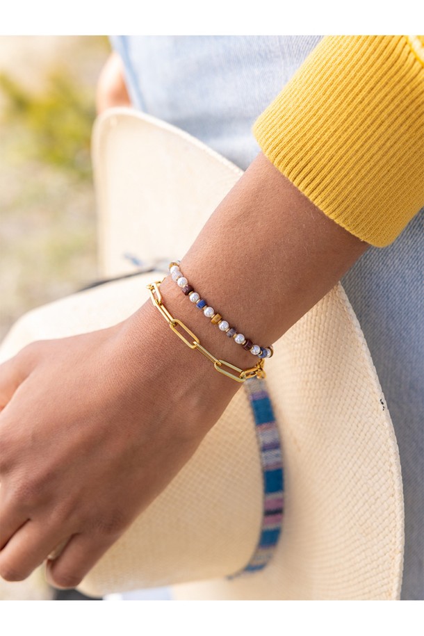 여성 브론타이드 4 팔찌 - 페루자X골드는 페루자와 골드 컬러 조합의 로프 소재 팔찌입니다. 돼지, 닭 패턴이 돋보이며, 캐주얼, 미니멀, 리조트 스타일로 여행룩, 휴가룩, 리조트룩에 매치하기 좋습니다. 316L 스테인리스 스틸과 수작업 매듭으로 제작되어 방수 및 내구성이 뛰어나며, 해수 저항 기능도 갖추었습니다. 손목 사이즈에 맞게 조절 가능하며, 우든 케이스에 담겨 제공됩니다.
