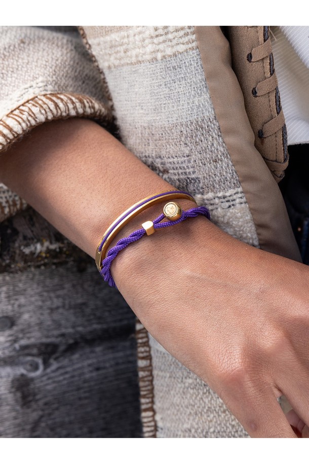 세련된 여성용 팔찌, "이지 에드 팔찌 - 로얄퍼플X골드"입니다. 로얄퍼플과 골드 컬러의 조화가 돋보이며, 데이트룩, 여행룩 등 다양한 TPO에 잘 어울립니다. 스테인리스 스틸과 마린 로프 소재를 사용하여 내구성이 뛰어나며, 방수 및 내식성 기능을 갖춰 일상생활에서 편안하게 착용할 수 있습니다. 3mm 두께의 꼬임 로프와 9mm D-shackle 연결, 수작업 스티치, 레이저 각인 디테일이 미니멀, 캐주얼, 클래식 스타일을 완성합니다. 레이어드하여 더욱 개성 있는 연출도 가능합니다.
