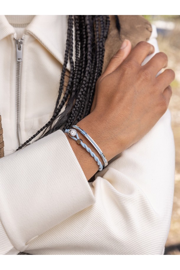 세련된 여성용 팔찌, "이지 에드" 아크틱블루X실버를 소개합니다. 3mm 두께의 꼬임 로프와 9mm 섀클 연결이 특징이며, 316L 스테인리스 스틸 소재로 제작되어 내구성이 뛰어납니다. 미니멀하고 클래식한 디자인으로 데이트룩, 모임룩 등 다양한 TPO에 잘 어울리며, 다른 팔찌와 레이어링하여 스타일링할 수 있습니다.
