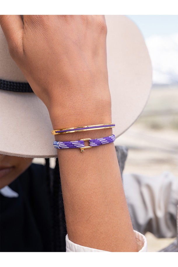(여성) 프랭키 팔찌 - 로얄퍼플, 아크틱블루, 골드는 당신의 스타일에 세련됨을 더해줄 팔찌입니다. 로얄퍼플, 아크틱블루, 골드 컬러 조합이 돋보이며, 미니멀, 클래식, 캐주얼 스타일을 즐겨 입는 여성분들께 추천합니다. 부식 방지 기능과 내구성을 갖춘 스테인리스 스틸과 플랫 로프 소재로 제작되어 오랫동안 변함없이 착용할 수 있습니다. 플랫 로프 디자인과 로프 너비 5mm의 사이즈로 제작되어 데이트룩, 카페룩, 여행룩 등 다양한 TPO에 매치하기 좋습니다. 견고한 제작과 말끔한 외관 유지를 통해 당신의 팔목을 더욱 돋보이게 해보세요.

