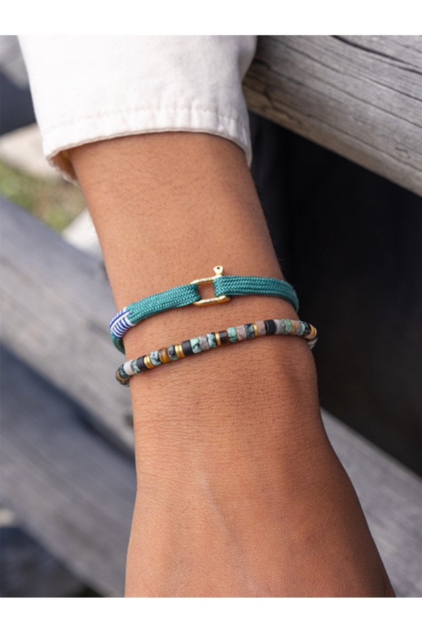 (여성) 프랭키 팔찌 - 파티나그린X골드는 데이트룩에 어울리는 미니멀, 클래식, 캐주얼 스타일의 팔찌입니다. 파티나그린과 골드 컬러 조합이 돋보이며, 5mm 두께의 플랫 로프 디자인에 수작업 매듭 디테일을 더했습니다. 내구성이 뛰어나고 방수 및 내식 기능을 갖춘 스테인리스스틸과 로프 소재로 제작되어 일상에서 편안하게 착용할 수 있습니다. 팔찌 안쪽에는 레이저 각인 장식이 있으며, 다른 팔찌와 함께 레이어드하여 개성 있는 스타일을 연출할 수도 있습니다. 사이즈는 S입니다.
