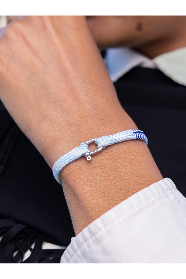 (여성) 프랭키 팔찌 - 아크틱블루, 크림, 실버는 미니멀, 클래식, 리조트 스타일을 즐기는 여성들을 위한 팔찌입니다. 아크틱블루, 크림, 실버 세 가지 색상의 조화가 돋보이며, 일상 및 파티룩에 모두 잘 어울립니다. 스테인리스 스틸과 로프 소재로 제작되어 내식성과 내구성이 뛰어나며, 100% 수작업으로 섬세하게 완성되었습니다. 선박용 플랫 로프를 사용하여 해수 및 염분에 강하며, 2개 이상 레이어드하여 착용하면 더욱 멋스러운 연출이 가능합니다. 레이저 각인과 매듭 디테일이 더해져 디자인의 완성도를 높였습니다.
